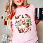 🎄✨ Just a Girl Who Loves Christmas Comfort Colors T-Shirt – Cute Holiday Drinks Graphic Tee 🍸☕🍹 Retro Western Festive Style Tshirt