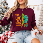 💚🎄 The Life of a Show Grinch Gildan 18000 Sweatshirt – Showgirl Grinch Holiday Crewneck • Funny Festive Performer Aesthetic